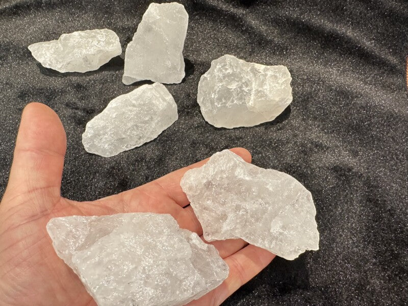 穢れ・不浄の場を浄化し改善!かち割り水晶原石 "少し大きめ2個" セット〇トイレ・お風呂の浄化に