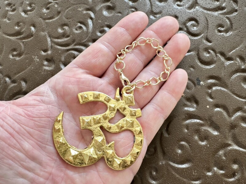 秘めた力を呼び覚ます無限のパワー! 神の紋章【オーン】チェーン飾り