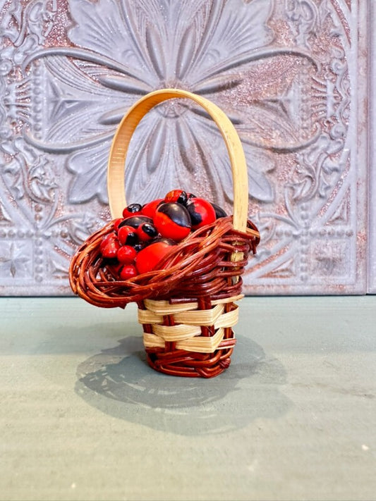 山盛り一杯の幸せと幸運を!ワイルーロの盛りカゴ