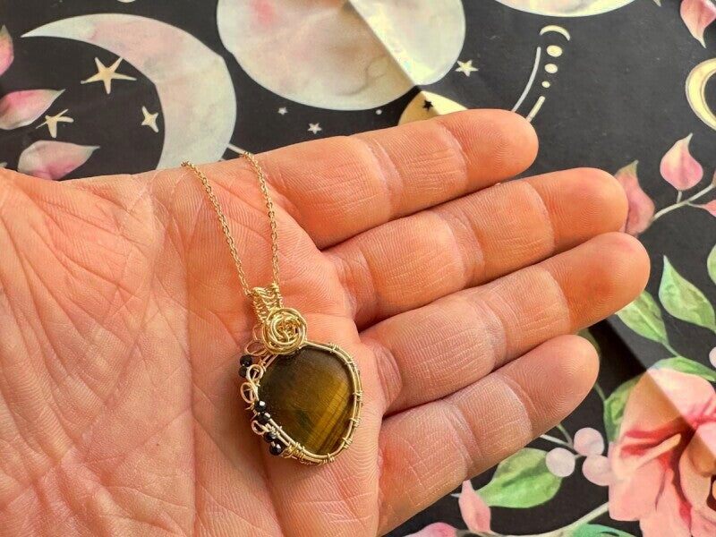 あなたの名前を基に仕上げるスピリチュアルネックレス 〜身体エネルギーを活性化!障害を取り除き、金運を引き寄せる!〜 タイガーアイ&ブラックスピネル