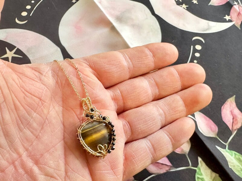 あなたの名前を基に仕上げるスピリチュアルネックレス 〜身体エネルギーを活性化!障害を取り除き、金運を引き寄せる!〜 タイガーアイ&ブラックスピネルA