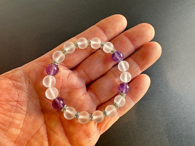 邪悪なものをカット! 良い人間関係を育み、運命の出会い・ハイレベルな恋愛をもたらす♪アメジスト&フロスティ水晶 ブレスレット 8mm