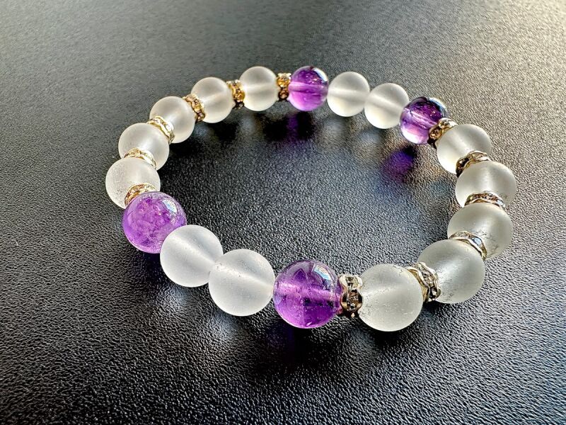 邪悪なものをカット! 良い人間関係を育み、運命の出会い・ハイレベルな恋愛をもたらす♪アメジスト&フロスティ水晶 ブレスレット 8mm