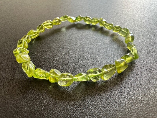 不安や恐怖を取り除き、 前向きに生きるパワーを得て、 夢を実現する!ペリドット ブレスレット