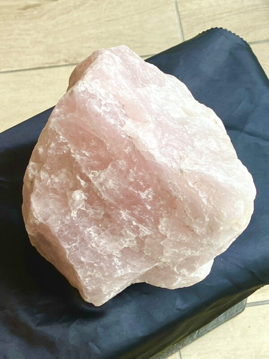 アナタの魅力を最大限に引き出す巨大原石! ローズクォーツ