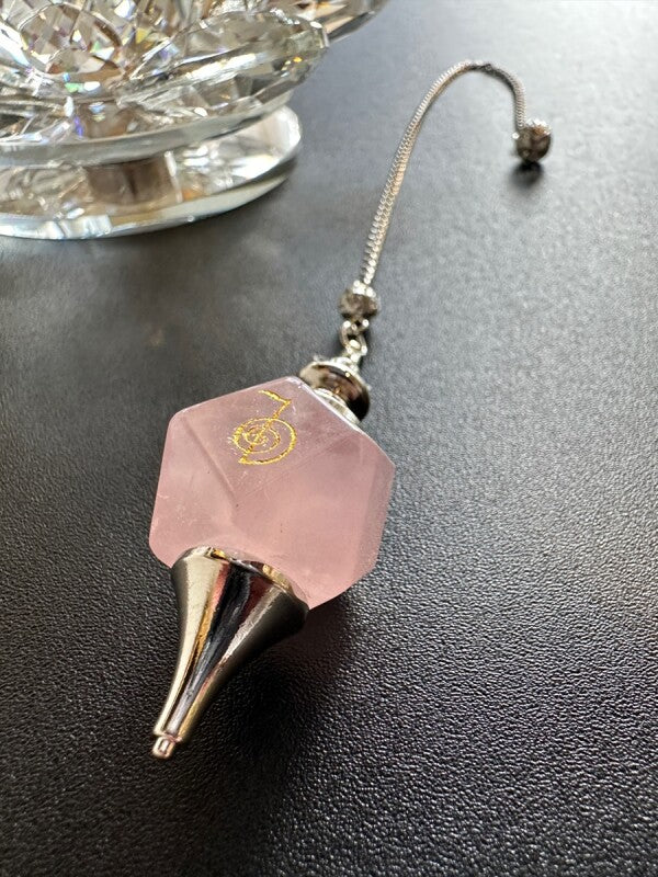 「宇宙の力をここに引き寄せる」チョクレイが刻まれた!ローズクオーツ・ペンデュラム 〜悩み事の答えを導き出す〜