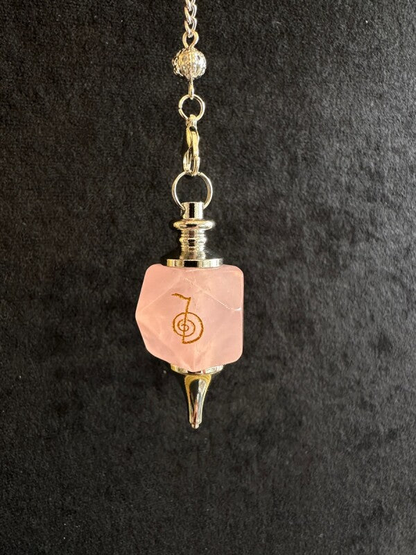 「宇宙の力をここに引き寄せる」チョクレイが刻まれた!ローズクオーツ・ペンデュラム 〜悩み事の答えを導き出す〜