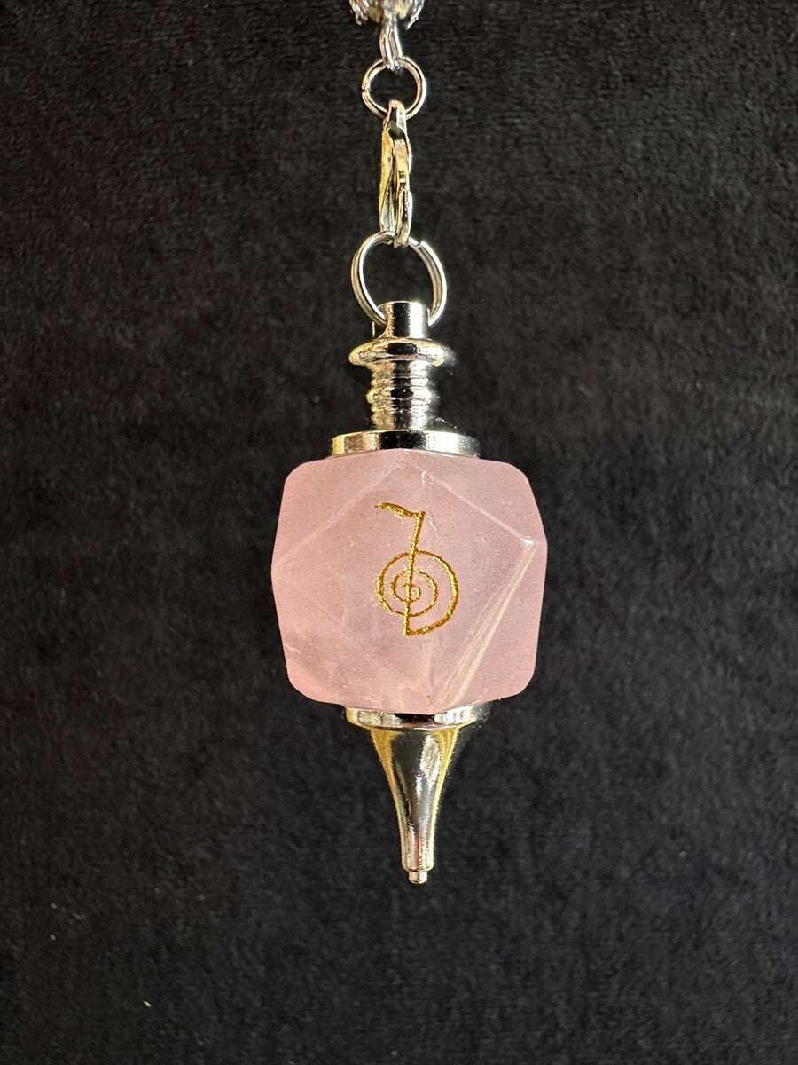 「宇宙の力をここに引き寄せる」チョクレイが刻まれた!ローズクオーツ・ペンデュラム 〜悩み事の答えを導き出す〜