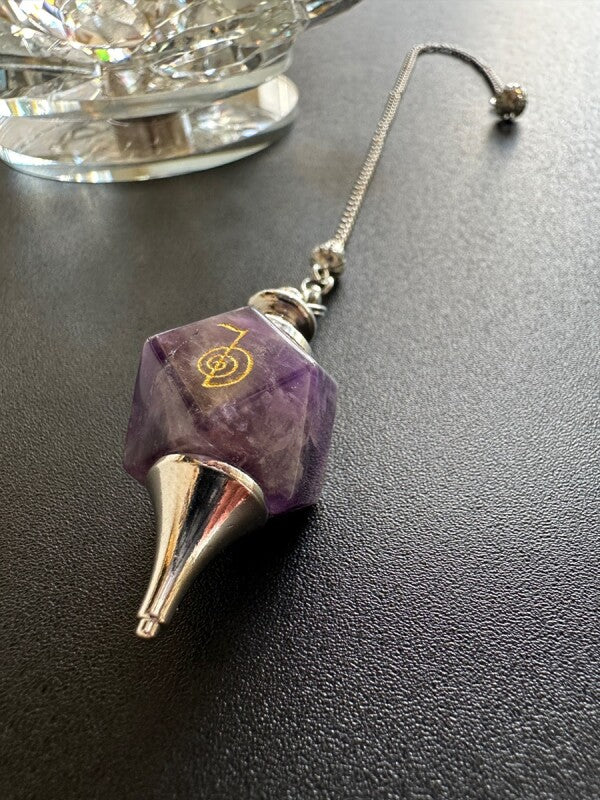「宇宙の力をここに引き寄せる」チョクレイが刻まれた!アメジスト・ペンデュラム 〜悩み事の答えを導き出す〜