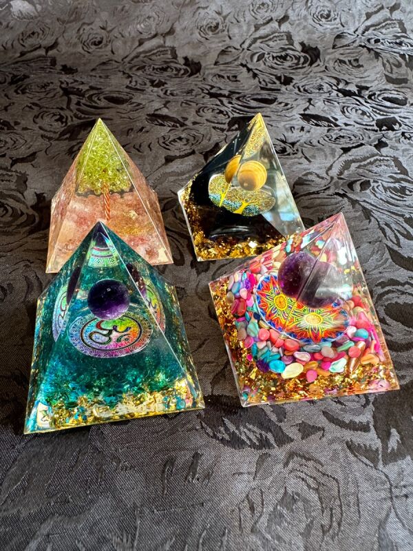 マイナスエネルギーをプラスのエネルギーに変え良い気の流れを作り出す変換装置!オルゴナイト・ピラミッド▲ツリーオブライフ5cm