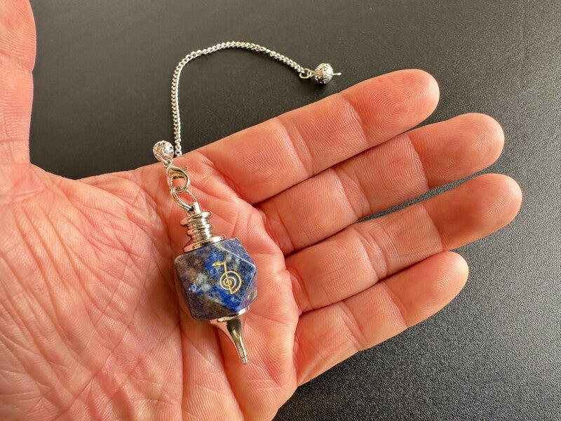 「宇宙の力をここに引き寄せる」チョクレイが刻まれた!ラピスラズリ・ペンデュラム 〜悩み事の答えを導き出す〜