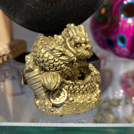 金を掴む 積重古銭持ち龍