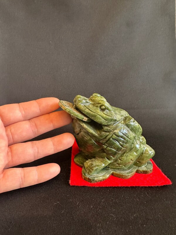 四方八方から財を集め、財運を飛躍的に高める!天然石の三脚銭蛙 グリーンジェイド(翡翠)