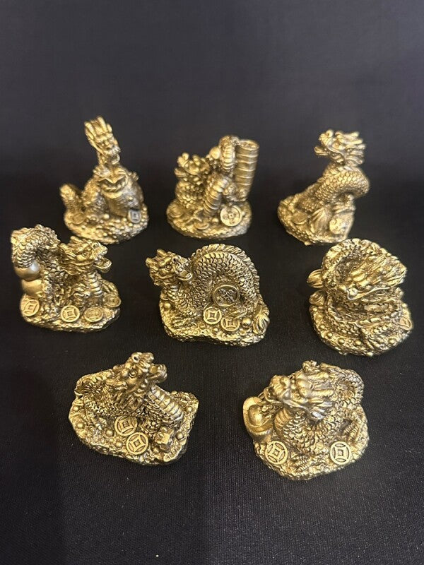 金を掴む 積重古銭持ち龍