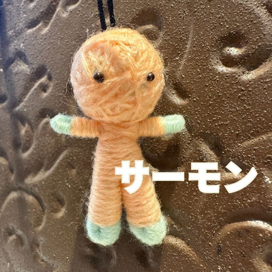 サーモン◎健康祈願のお靴を履いたハッピードール(ブドゥー人形)◎厄を食べて幸運を招くお守り◎