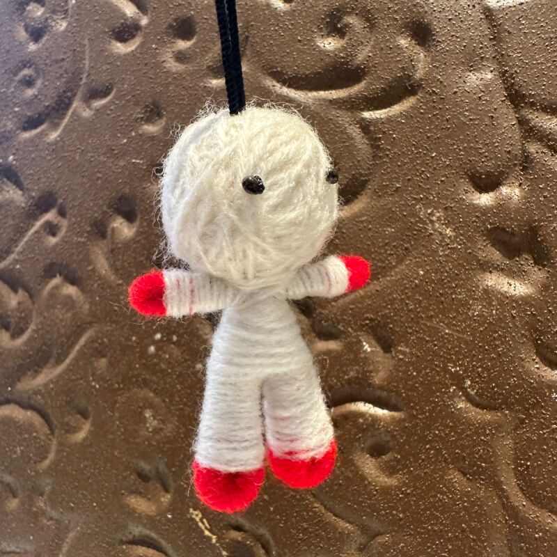 ホワイト◎健康祈願のお靴を履いたハッピードール(ブドゥー人形)◎厄を食べて幸運を招くお守り◎