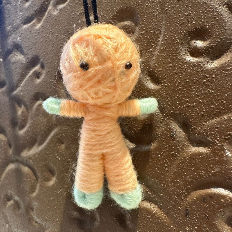 サーモン◎健康祈願のお靴を履いたハッピードール(ブドゥー人形)◎厄を食べて幸運を招くお守り◎