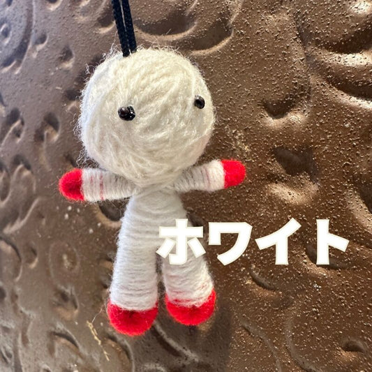 ホワイト◎健康祈願のお靴を履いたハッピードール(ブドゥー人形)◎厄を食べて幸運を招くお守り◎