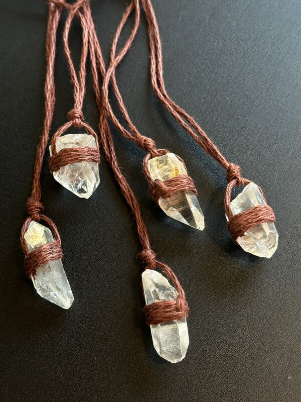 胸元からパワーを放出!良くない物を削ぎ落とす!原石本水晶ポイント ネックレス D