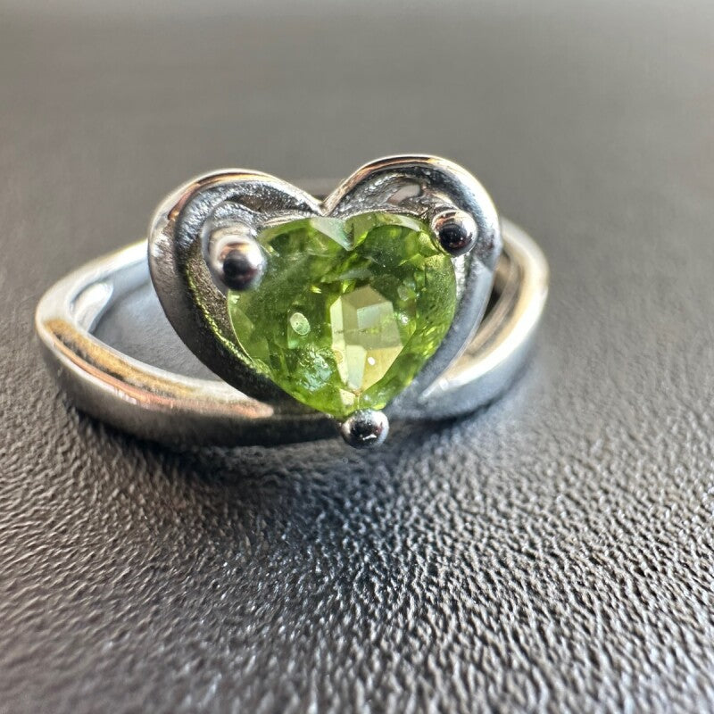 未来を明るく照らし、夢を叶える!Heartペリドット リング Silver925