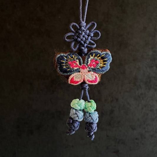 幸運を運ぶ♪絹の蝶ストラップ紺