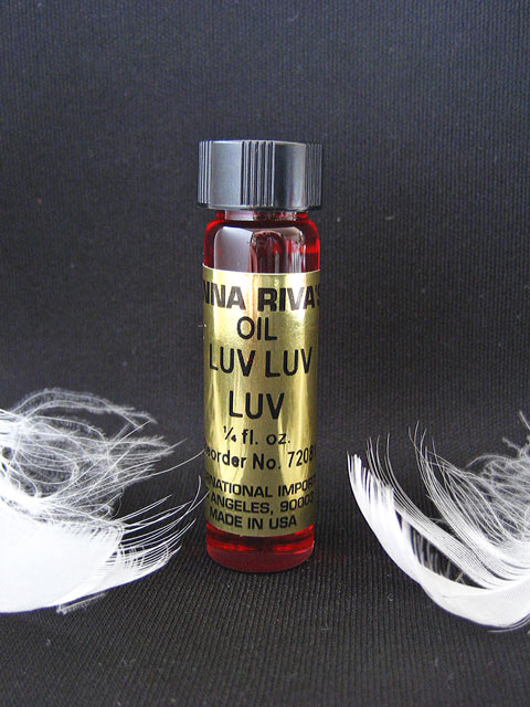 自分のものにしてしまう おまじないオイル Luv Luv Luv(ルヴ・ルヴ・ルヴ)