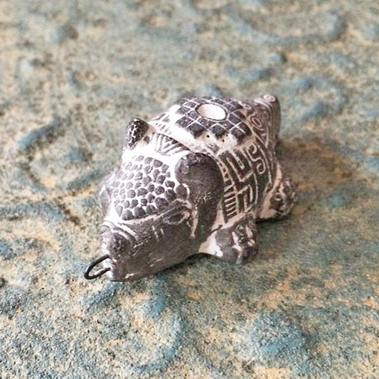 魔除けと災難よけ。。。アンデスアルマジロ【エケコ人形用小物】