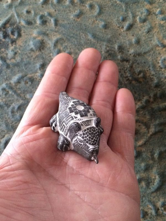 魔除けと災難よけ。。。アンデスアルマジロ【エケコ人形用小物】