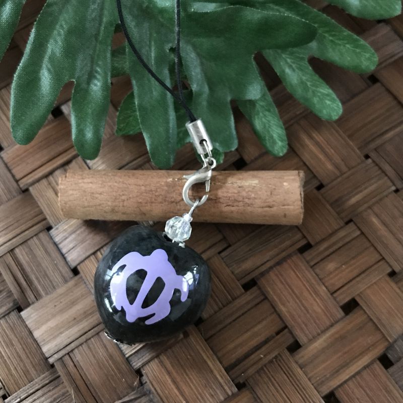 ハワイのお守り 魔除けと幸運のモチーフ☆ククイの実ストラップ(ホヌ〜P)