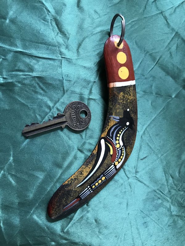 幸運を引っ掛けて戻って来る!アボリジニのブーメラン エミュー