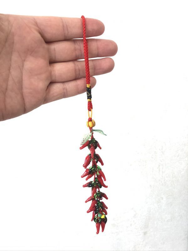 厄払い・魔除けに!じゃらじゃら赤唐辛子 金運・財運を伸ばすリーフ付き