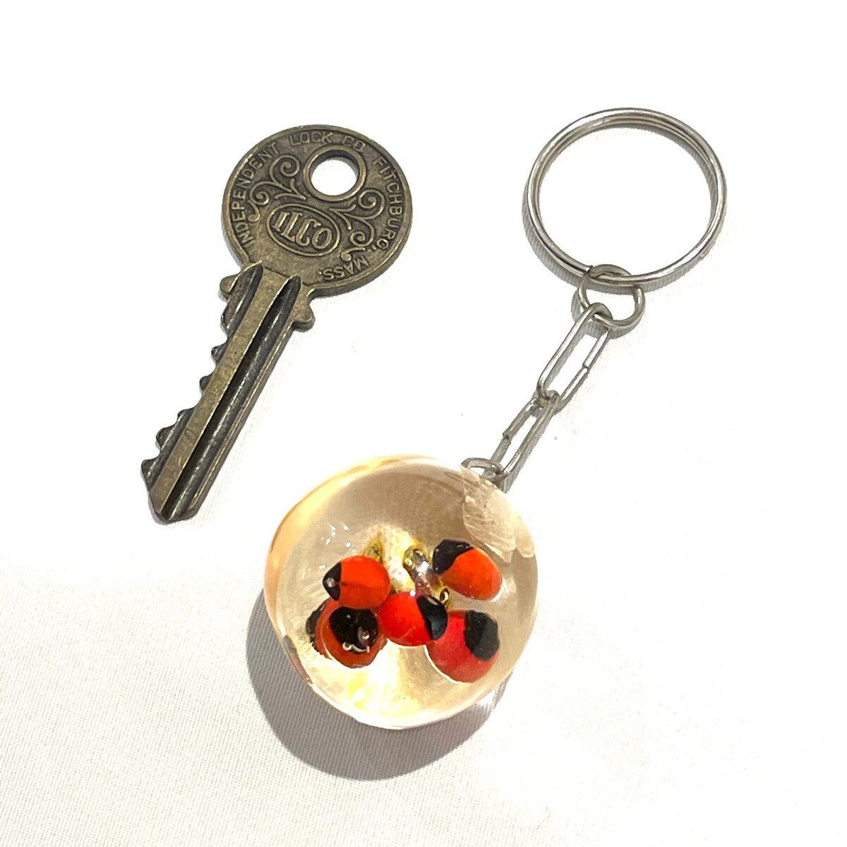 【金の馬蹄入り!】幸運の神秘ワイルーロ アクリルボール☆Kホルダー