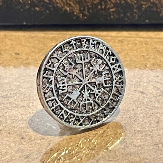 心が迷わないように!進むべき道を示す★ヴァイキングコンパスピアス(片耳タイプ) 聖なるルーン文字〜Vegvisir〜