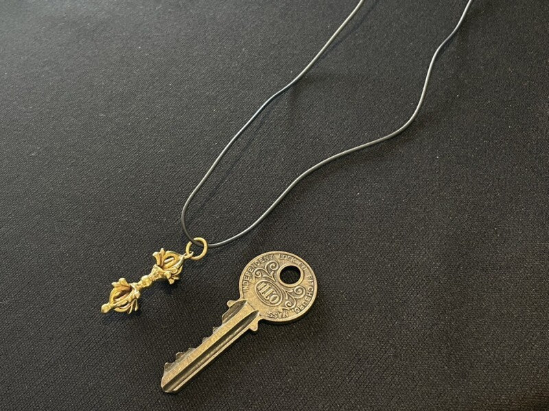 強力な力を持ち、厄・災難を振り払う!バジュラ ゴールドペンダント