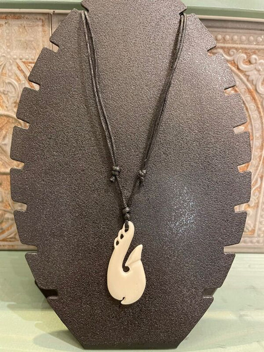 幸運をつり上げるフィッシュフック C★ニュージーランド マオリ族のお守りネックレス