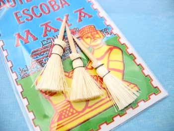 幸運もお金も恋も厄払いも!マヤの白ホウキ