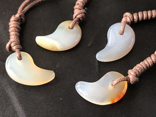 魔を祓い幸運を呼ぶ勾玉！★不安解消、心身を整えるパワーを持つ健康・長寿の石　瑪瑙（めのう）