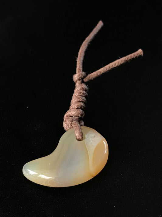 魔を祓い幸運を呼ぶ勾玉！★不安解消、心身を整えるパワーを持つ健康・長寿の石　瑪瑙（めのう）