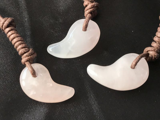 愛を育む◎魔を祓い幸運を呼ぶ勾玉！★愛と優しさ・恋愛運 ビーナス石ローズクォーツ