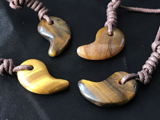 魔を祓い幸運を呼ぶ勾玉！金運・仕事運アップに！タイガーアイ（虎目石）