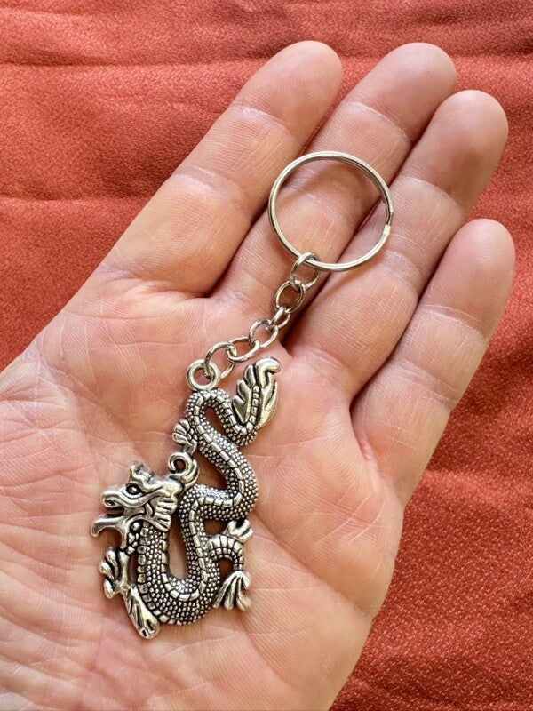 邪気を祓い幸運を呼び込む！銀龍キーホルダーT