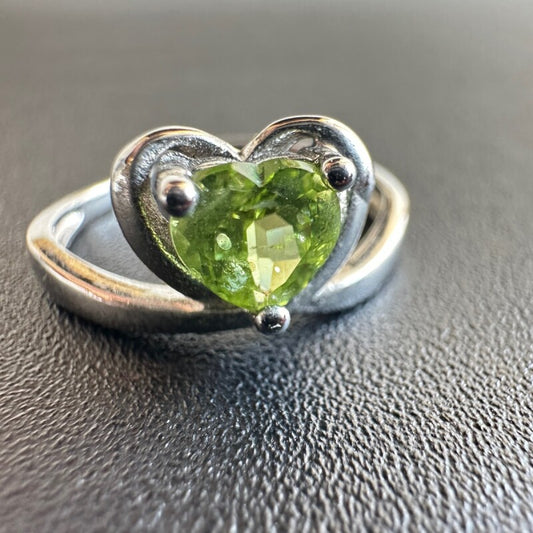 未来を明るく照らし、夢を叶える！Heartペリドット リング Silver925