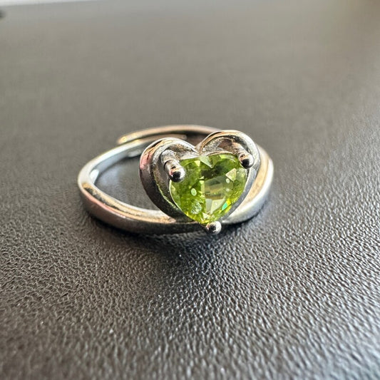未来を明るく照らし、夢を叶える！Heartペリドット リング Silver925