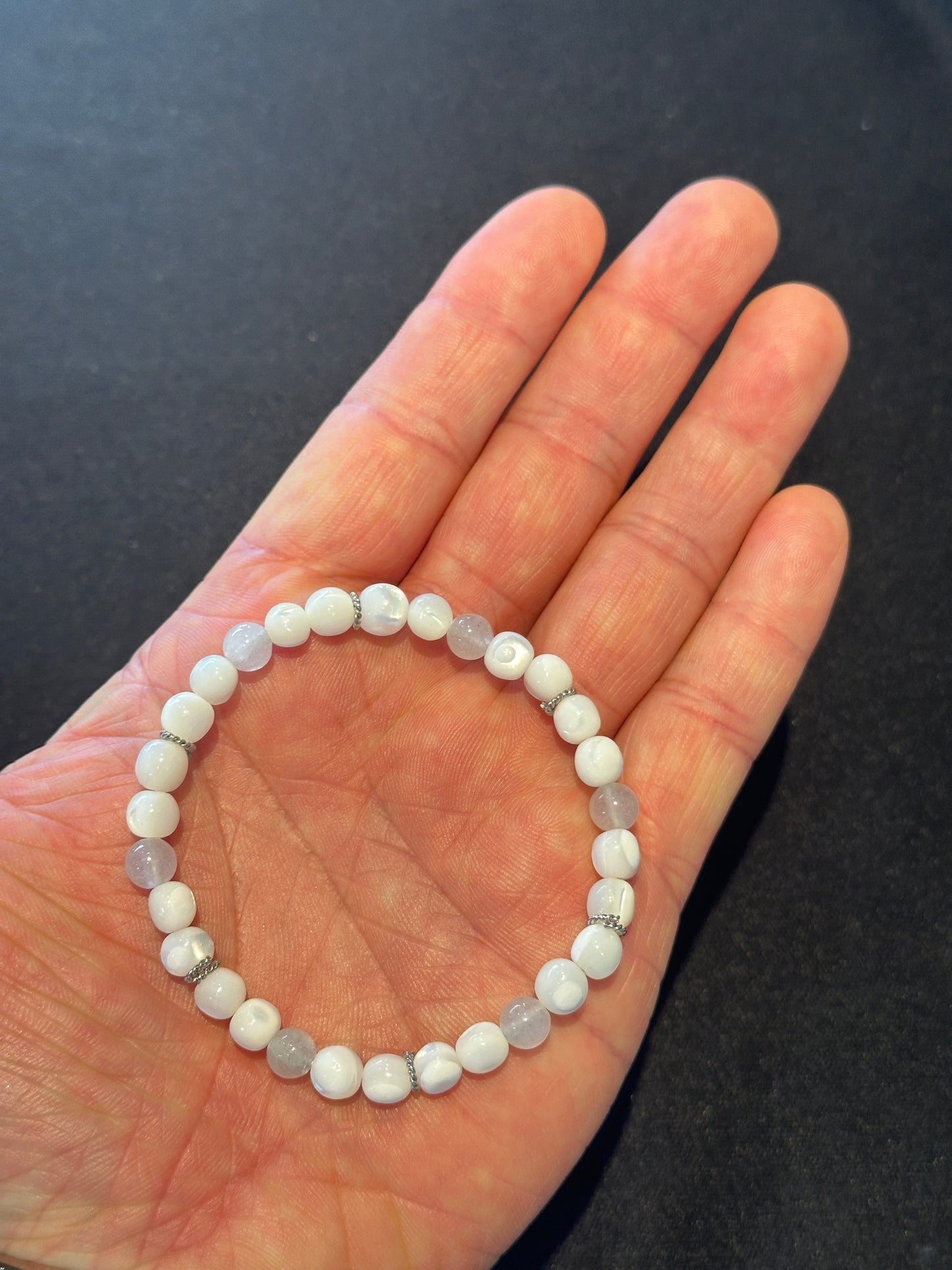 トラウマ癒し・邪気払い・前向きな心を導く。ウィスタリアパープルジェイド＆シェル ブレスレット