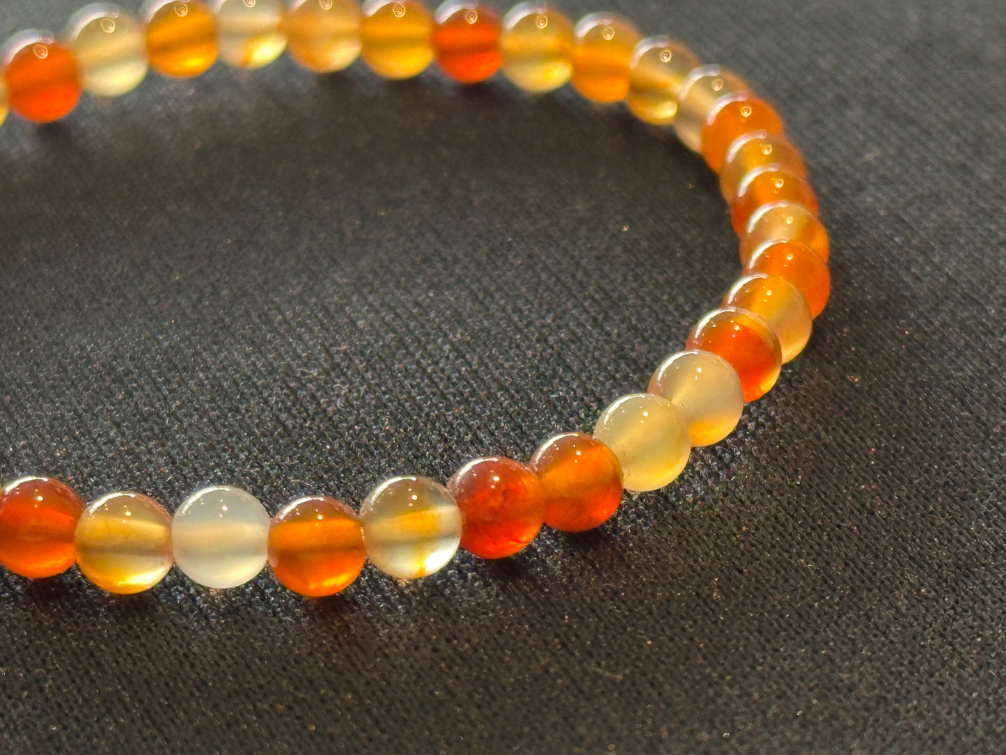 力強さと勇気を与え、目標の達成や成功に導く！カーネリアン4mm珠ブレスレット