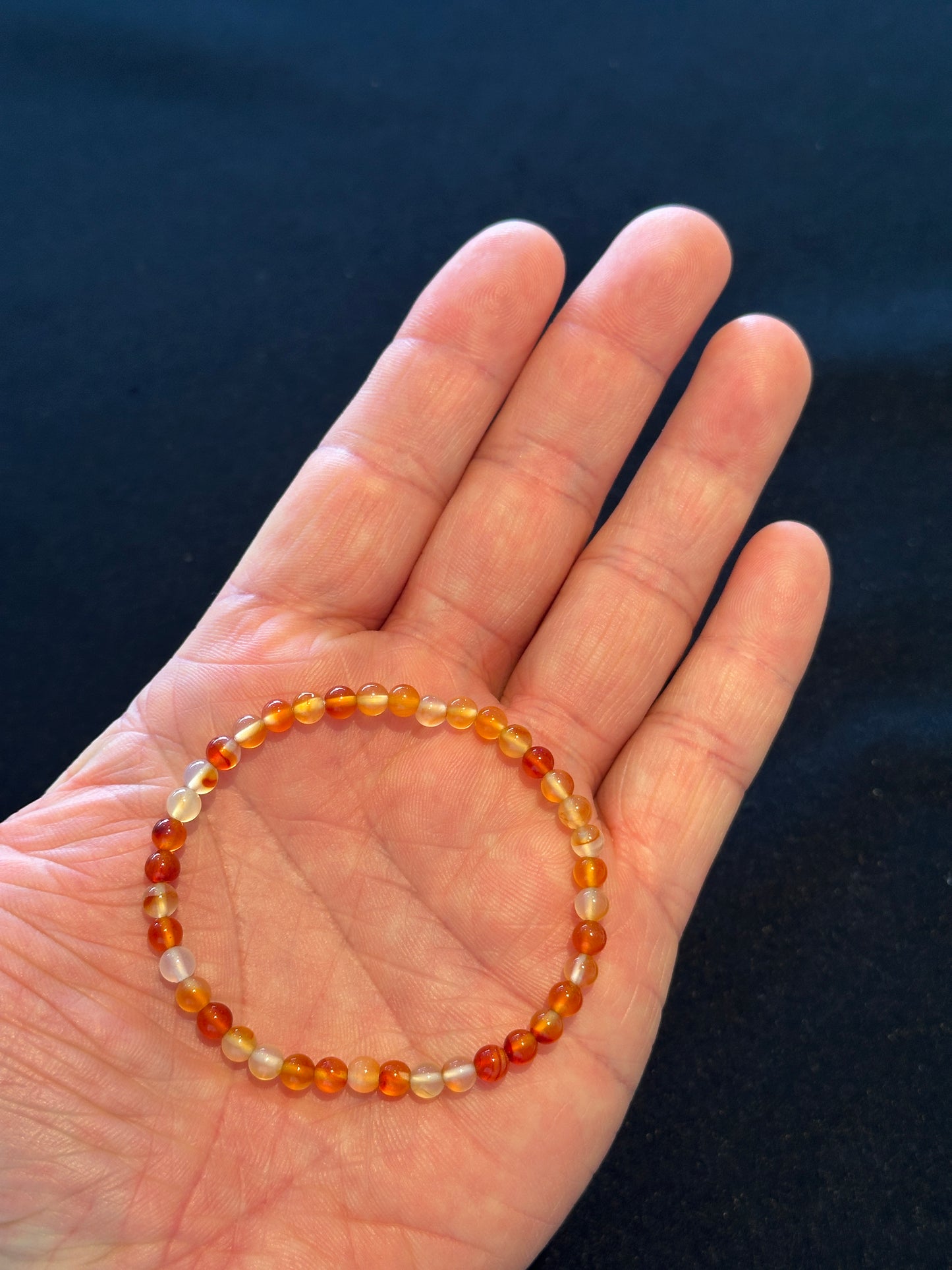 力強さと勇気を与え、目標の達成や成功に導く！カーネリアン4mm珠ブレスレット