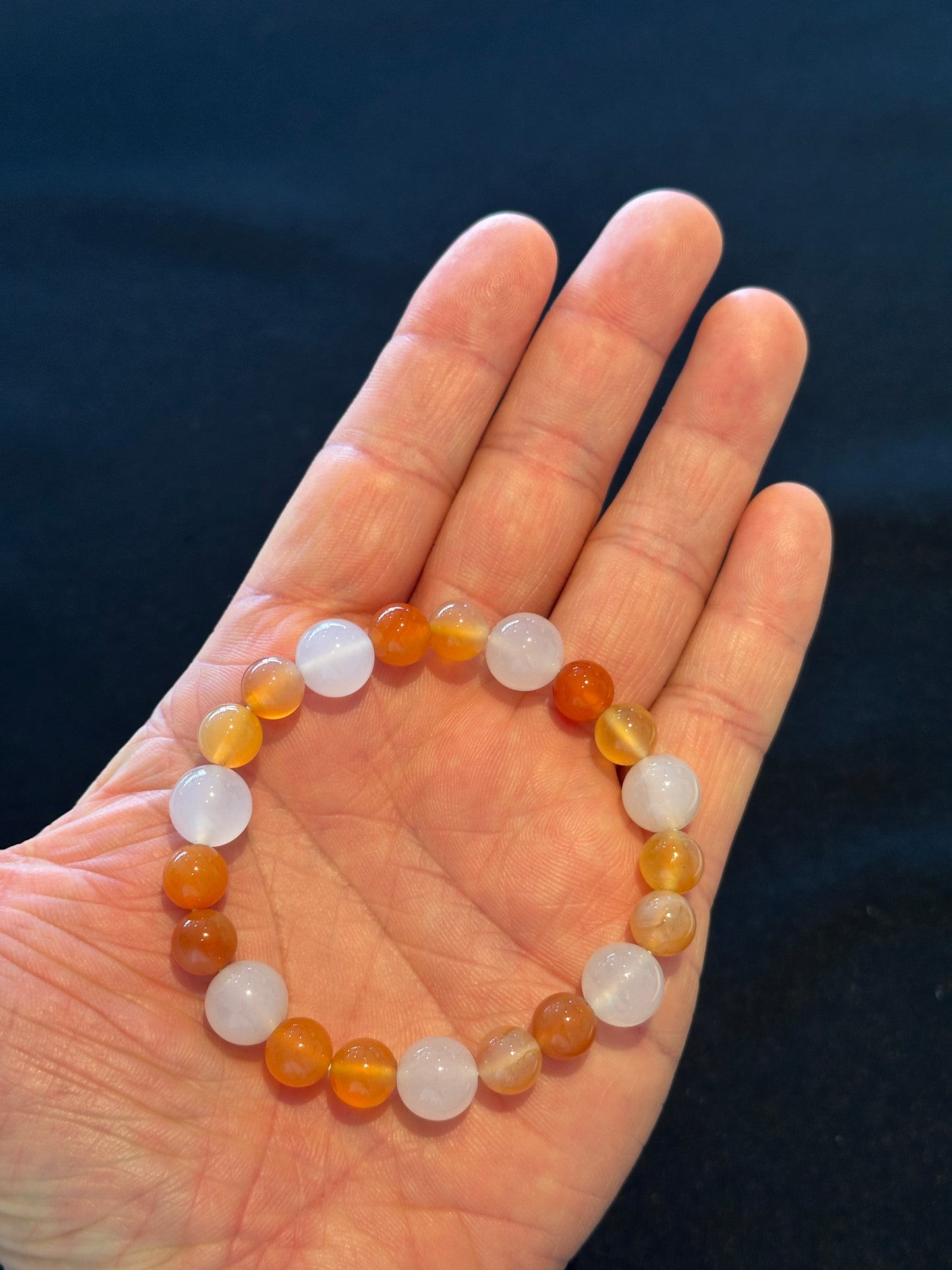プラスのエネルギーを与え、人間関係を円滑にする。ホワイト＆オレンジカルセドニー ブレスレット