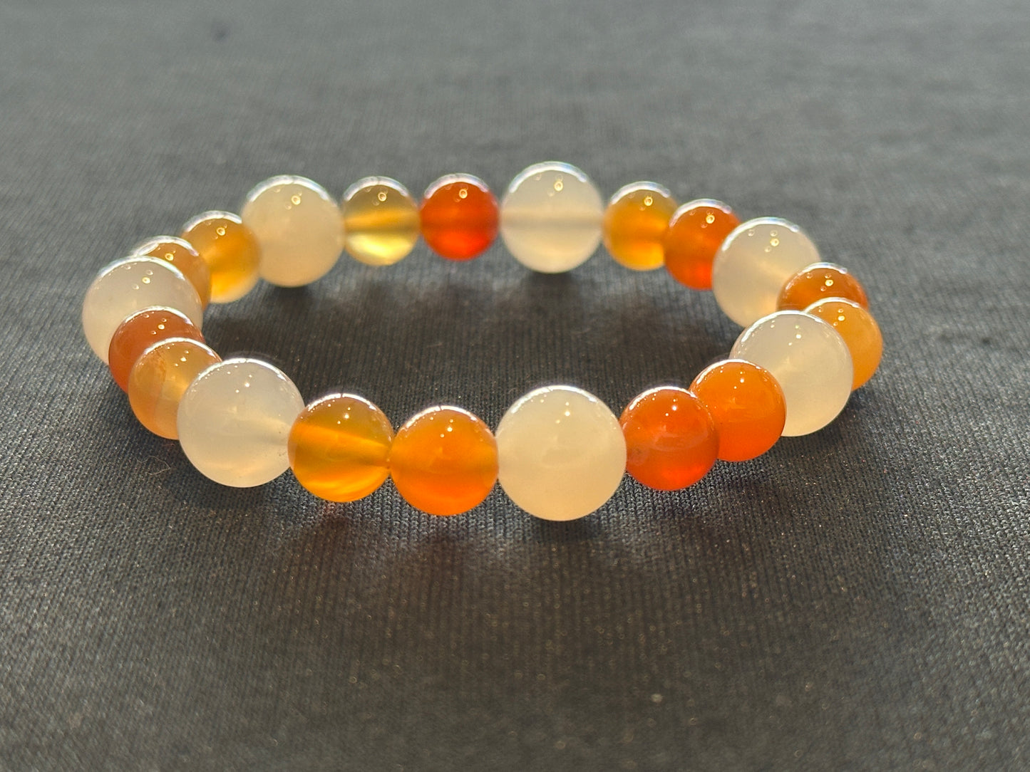 プラスのエネルギーを与え、人間関係を円滑にする。ホワイト＆オレンジカルセドニー ブレスレット