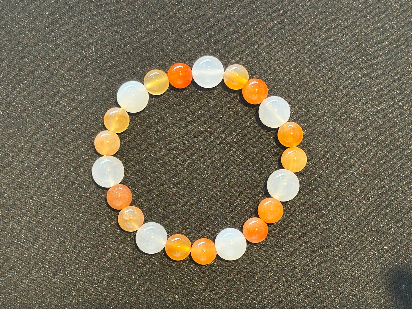 プラスのエネルギーを与え、人間関係を円滑にする。ホワイト＆オレンジカルセドニー ブレスレット