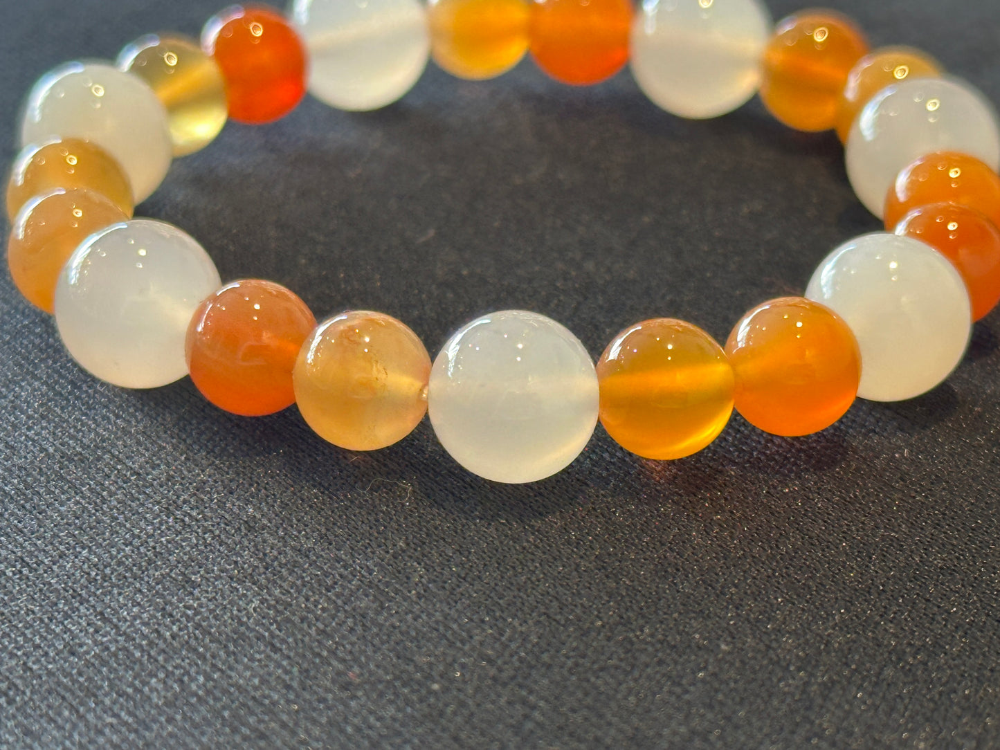 プラスのエネルギーを与え、人間関係を円滑にする。ホワイト＆オレンジカルセドニー ブレスレット